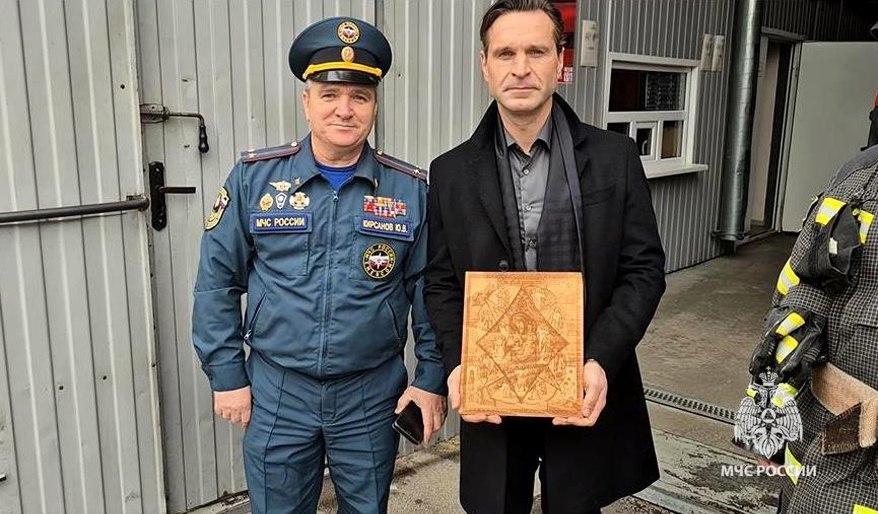 Спасатели из Одоева подарили актеру сериала «Инспектор Гаврилов» Виктору Добронравову икону 