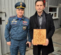 Спасатели из Одоева подарили актеру сериала «Инспектор Гаврилов» Виктору Добронравову икону 