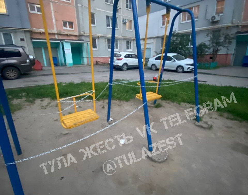 Очевидцы: на улице Бондаренко в Туле качели на детской площадке заковали в цепи 