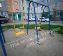 Очевидцы: на улице Бондаренко в Туле качели на детской площадке заковали в цепи 