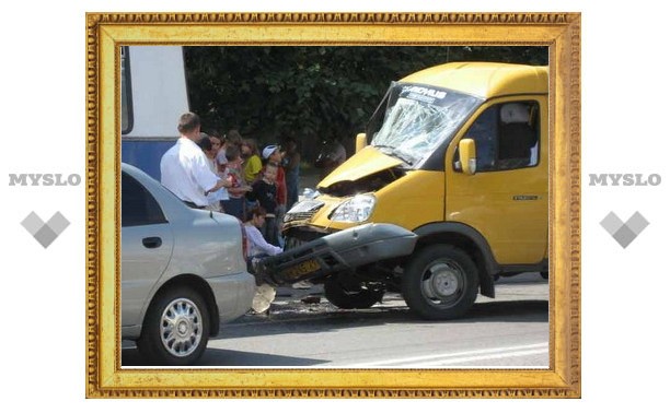 В Туле столкнулись маршрутка, троллейбус и иномарка