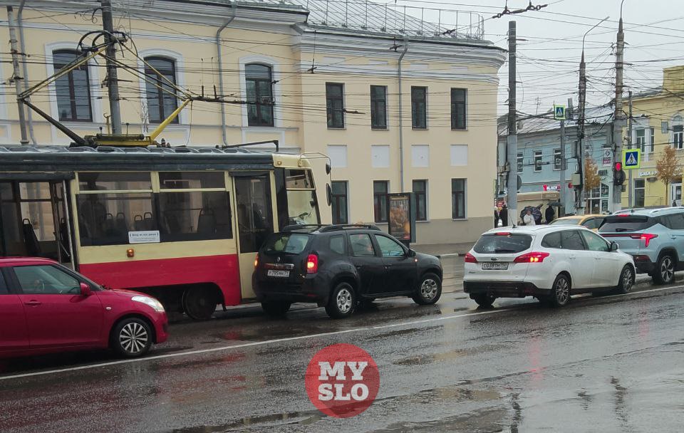 В Туле Renault столкнулся с трамваем напротив «Гостиного двора»