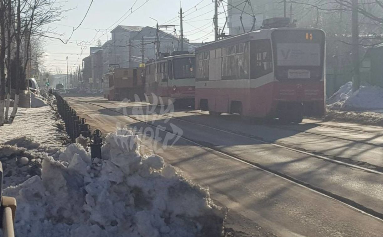 В Туле на улице Коминтерна у трамвая оторвало колесо