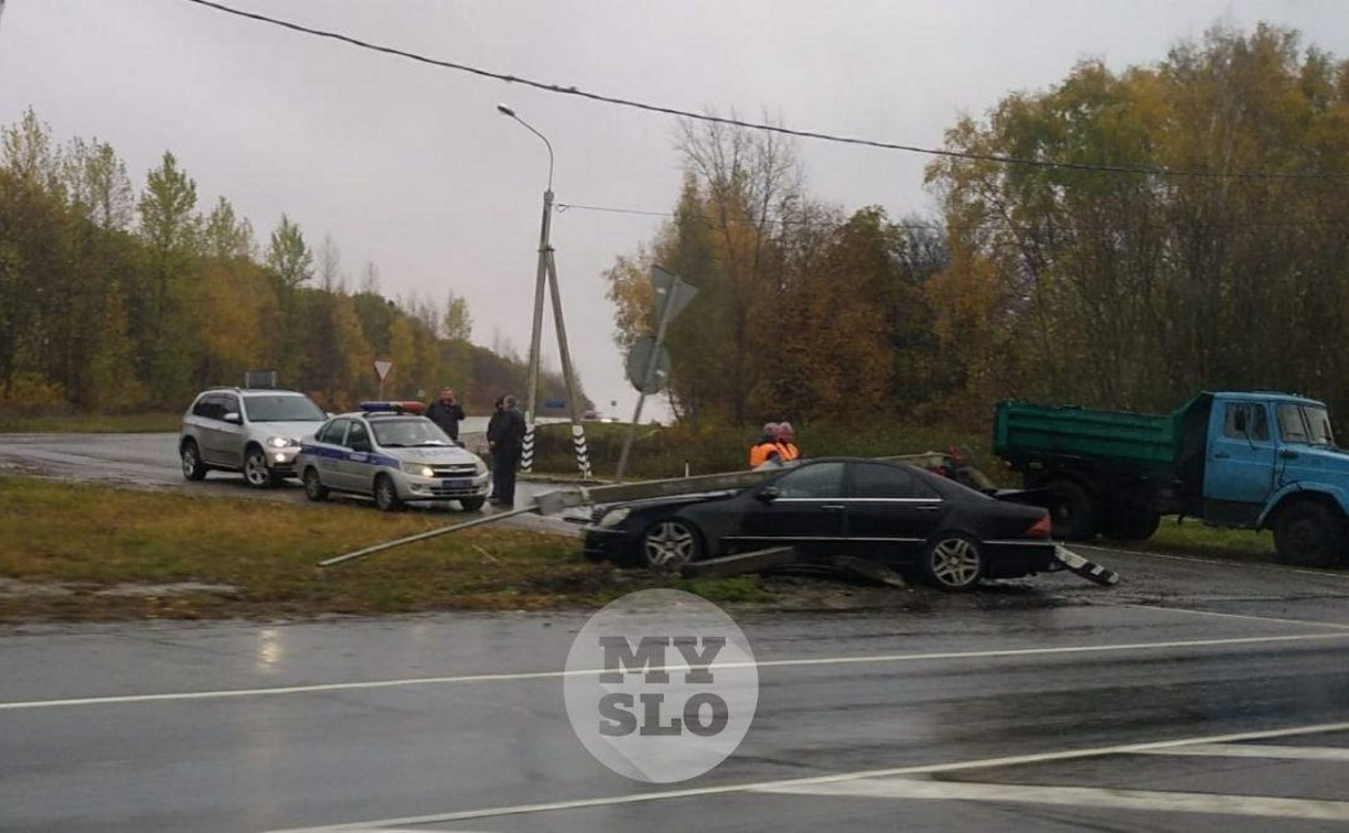 На трассе «Крым» в Щекинском районе Mercedes-Benz врезался в столб