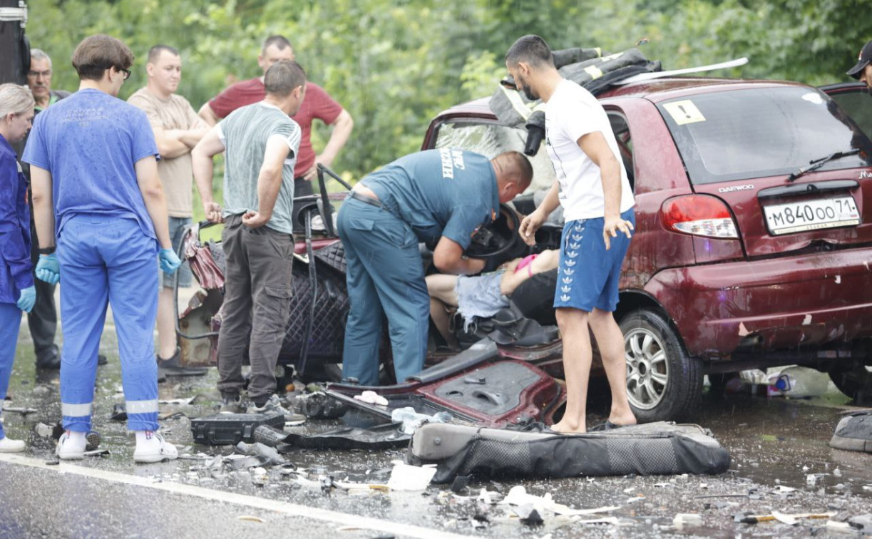 Пострадавшую женщину извлекли из Daewoo Matiz живой. Она госпитализирована