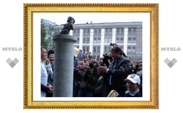 Памятник Хвосту в Туле встал в полный рост!