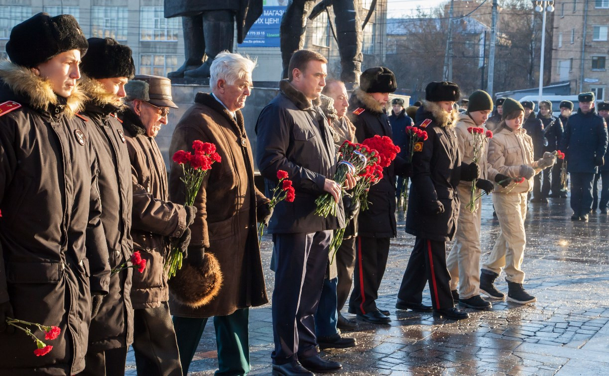 Алексей Дюмин возложил цветы к памятнику на площади Победы в Туле