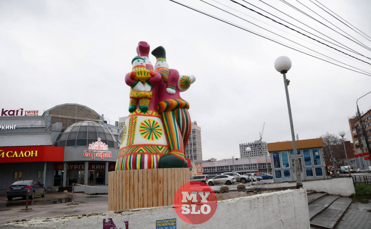 В Туле на Московском вокзале установили 5-метровую филимоновскую игрушку 