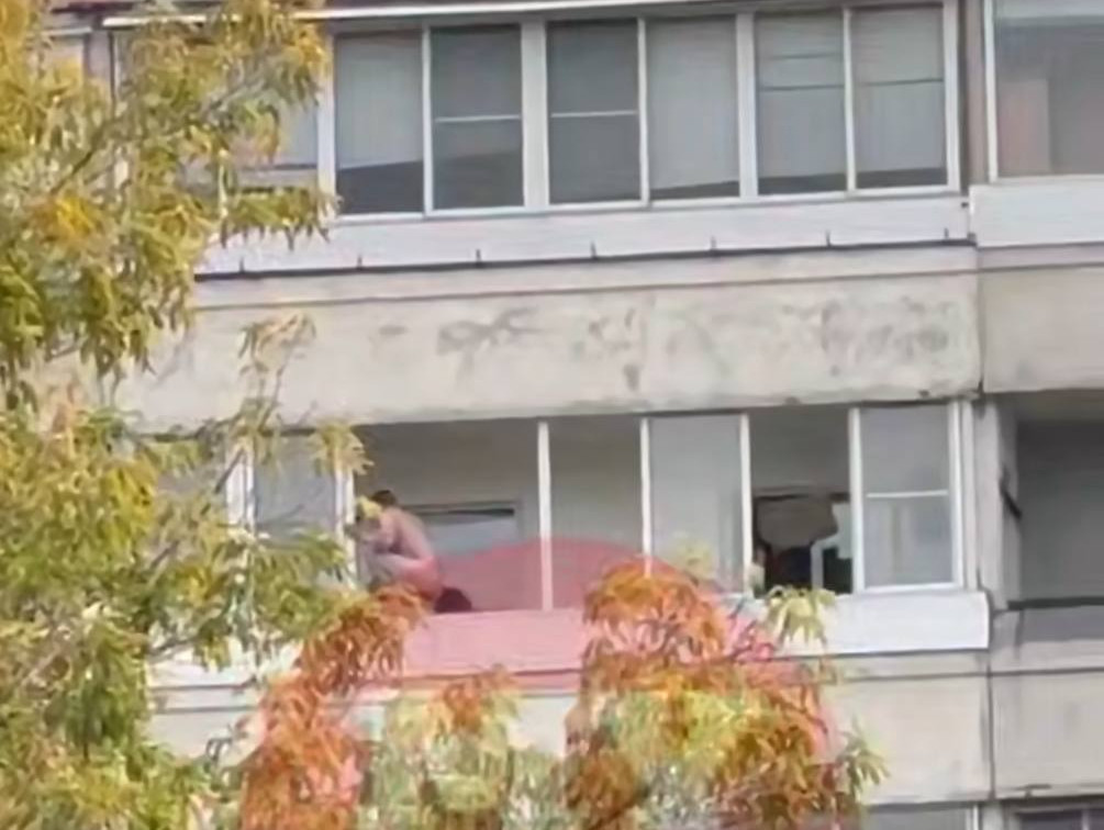 В Туле голый мужчина сидит на краю балкона на Пролетарской 