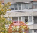 В Туле голый мужчина сидит на краю балкона на Пролетарской 