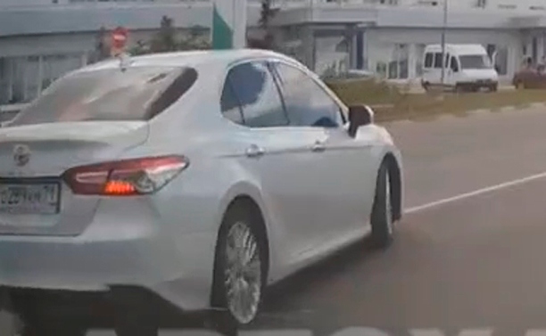 В Туле водитель Toyota Camry не хочет соблюдать ПДД