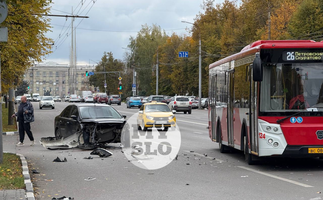 На проспекте Ленина столкнулись две легковушки