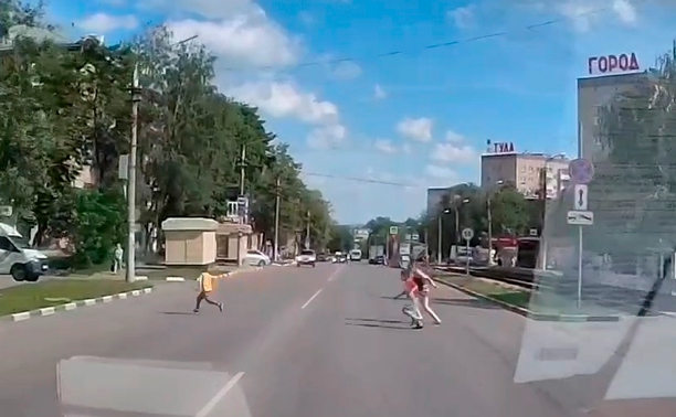 В Туле женщина и двое детей выбежали под колеса авто: видео