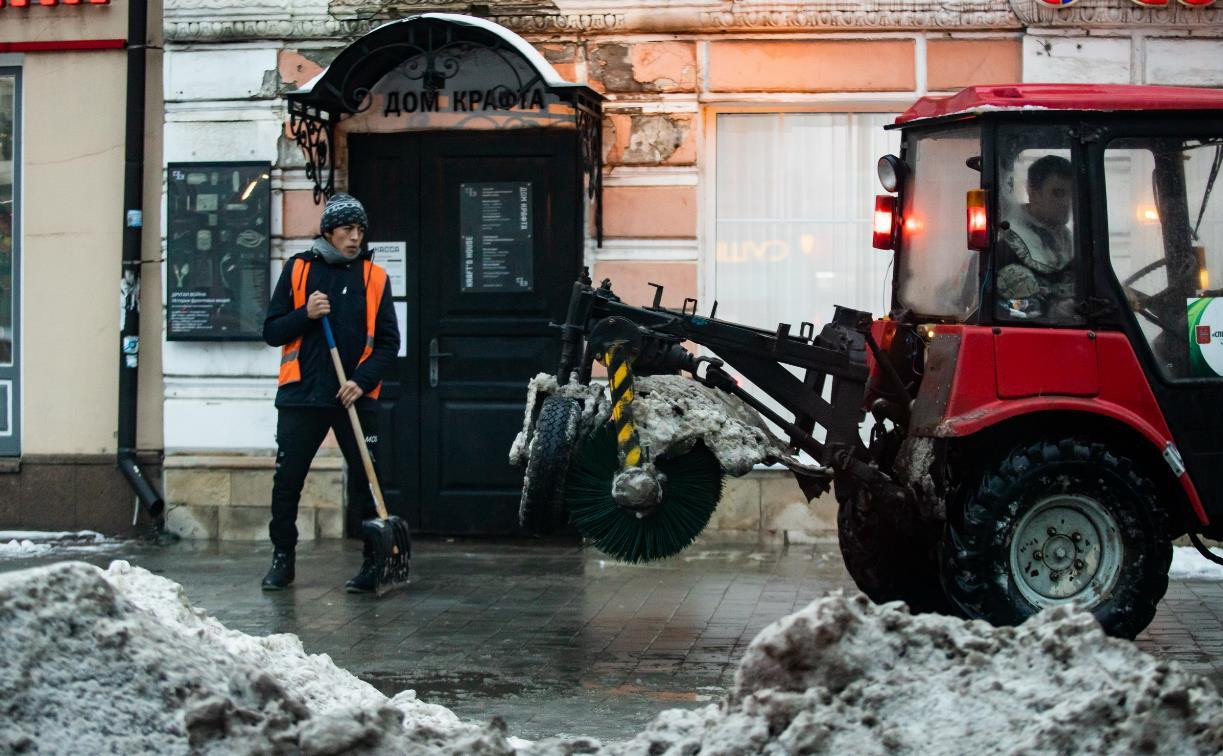 Тульские коммунальщики продолжают круглосуточно убирать снег