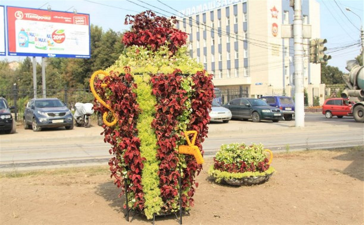 Ко Дню города в Туле появилось пять цветочных самоваров