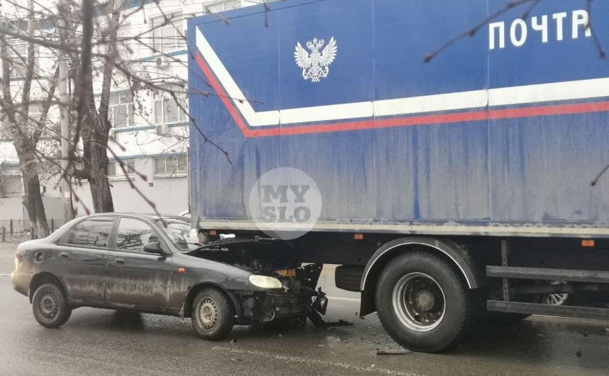 В Туле легковушка влетела в фургон «Почты России»