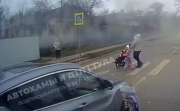 На Косой Горе кроссовер едва не сбил маму с ребенком