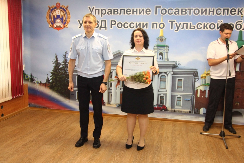В Туле с профессиональным праздником поздравили сотрудников ГАИ