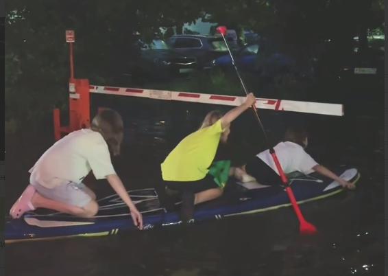 Туляки устроили заплыв на сапе по затопленным ливнем улицам: видео