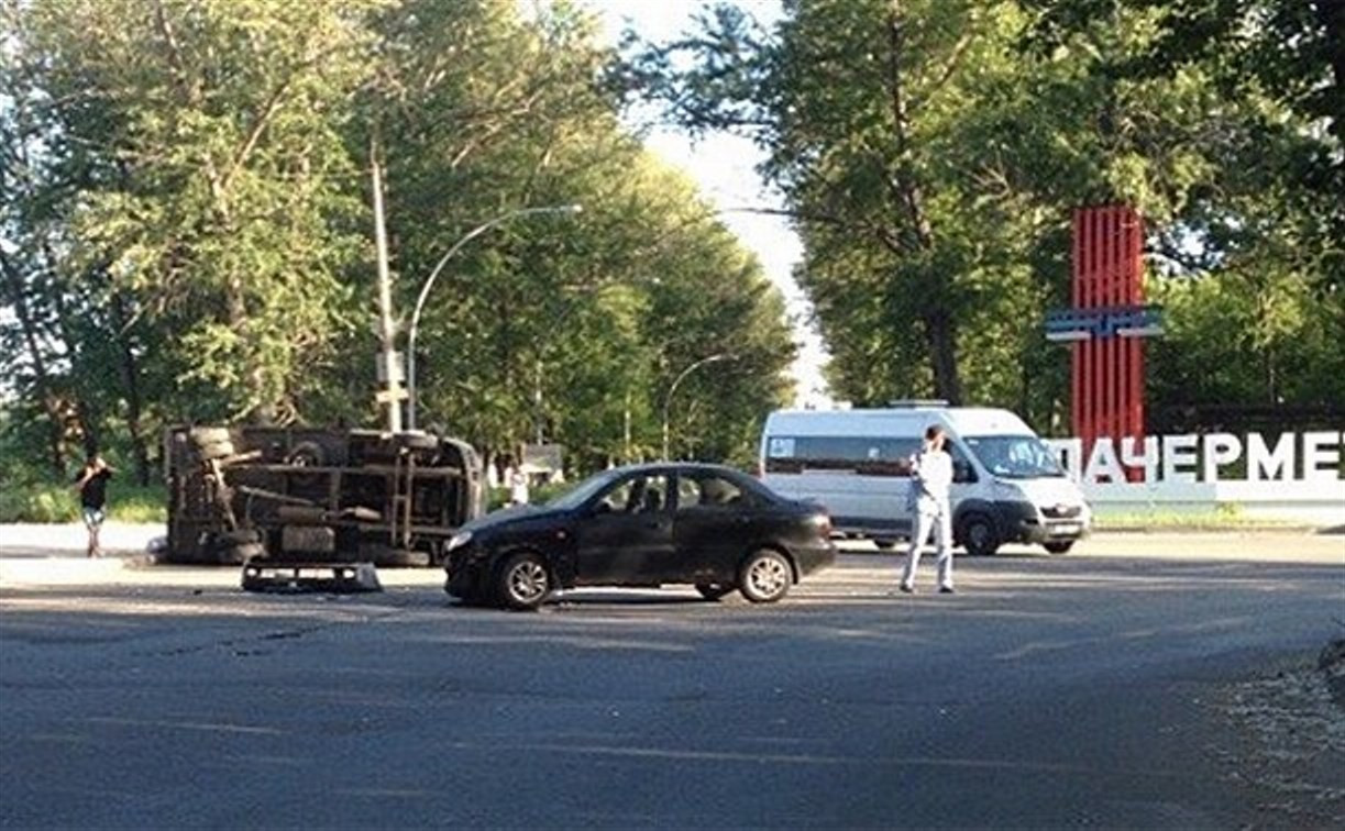 Возле «Тулачермета» перевернулась легковушка