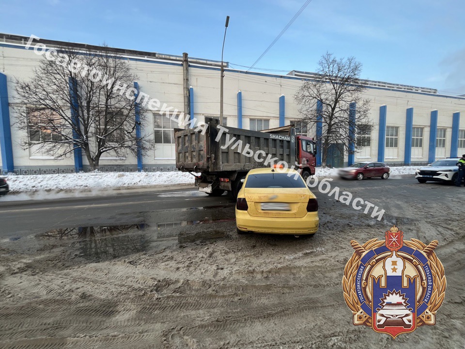В Туле таксист на скорости влетел в здание и грузовик 