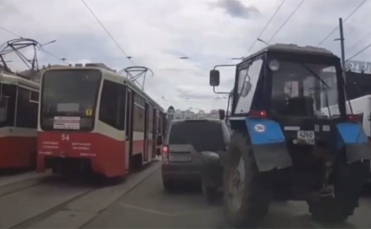 На ул. Советской Land Rover подрезал трактор и поплатился за это: видео