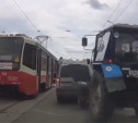 На ул. Советской Land Rover подрезал трактор и поплатился за это: видео
