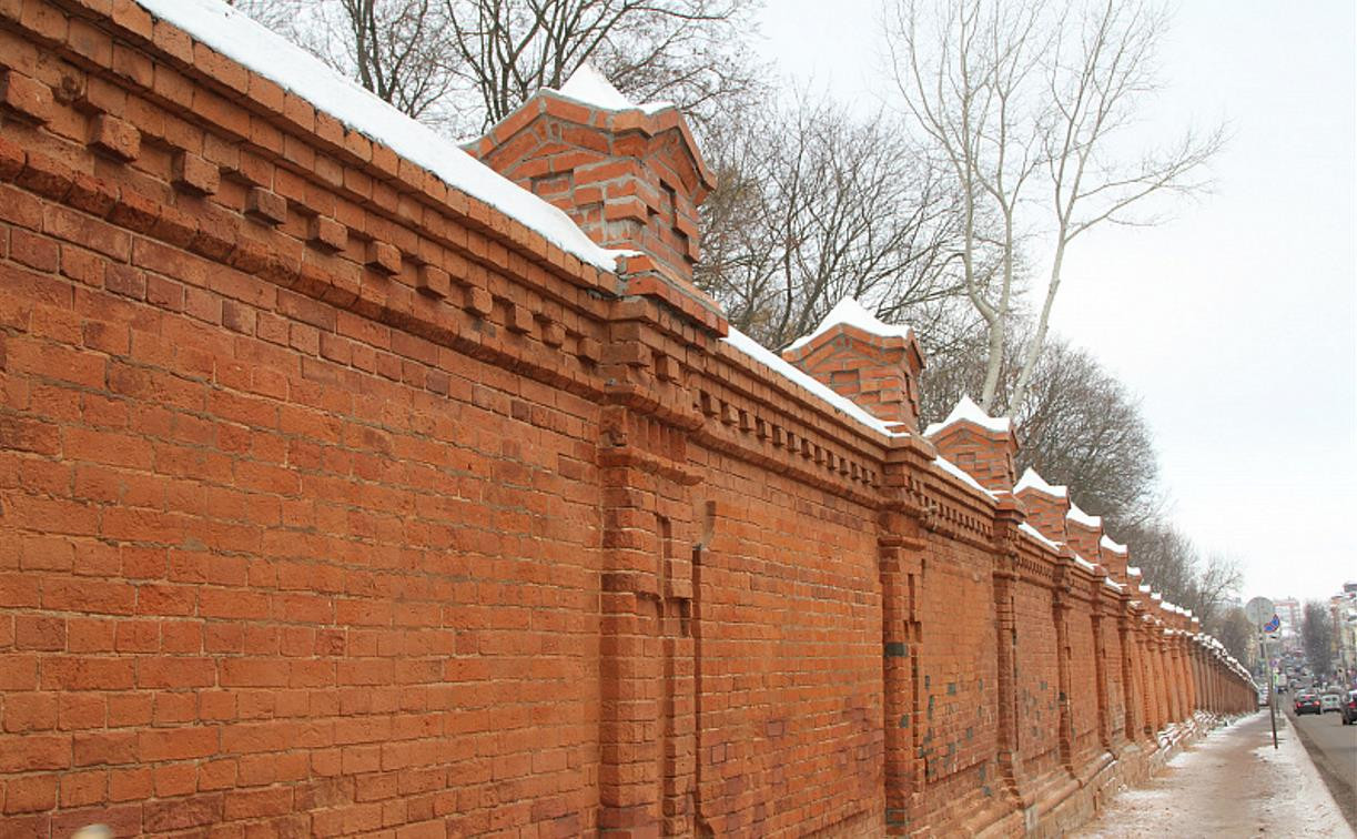 В Туле завершена реставрация участка стены Всехсвятского кладбища 