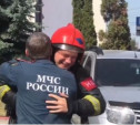 Тульского огнеборца проводили на пенсию «душем» из пожарных брандспойтов