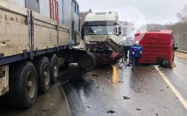 В Тульской области при столкновении трех грузовиков пострадал один человек