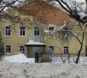 На бывшем здании роддома в Донском обрушилась обшивка фасада