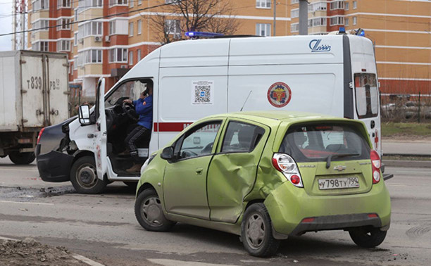 В Туле на проспекте Ленина произошло ДТП со скорой