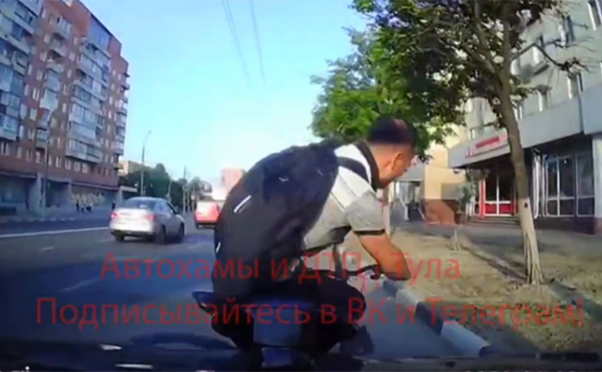 В Туле сбитый велосипедист торопливо уехал после аварии: видео