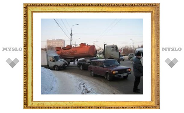 На проспекте Ленина бензовоз столкнулся с тремя легковушками