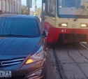 Бросил автомобиль и перекрыл движение трамваев: водителя нашли и оштрафовали