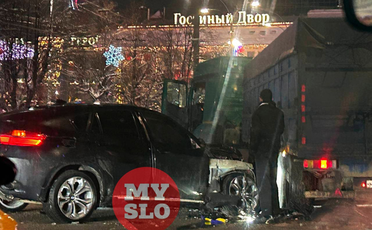На ул. Советской водитель BMW X6 врезался в фуру