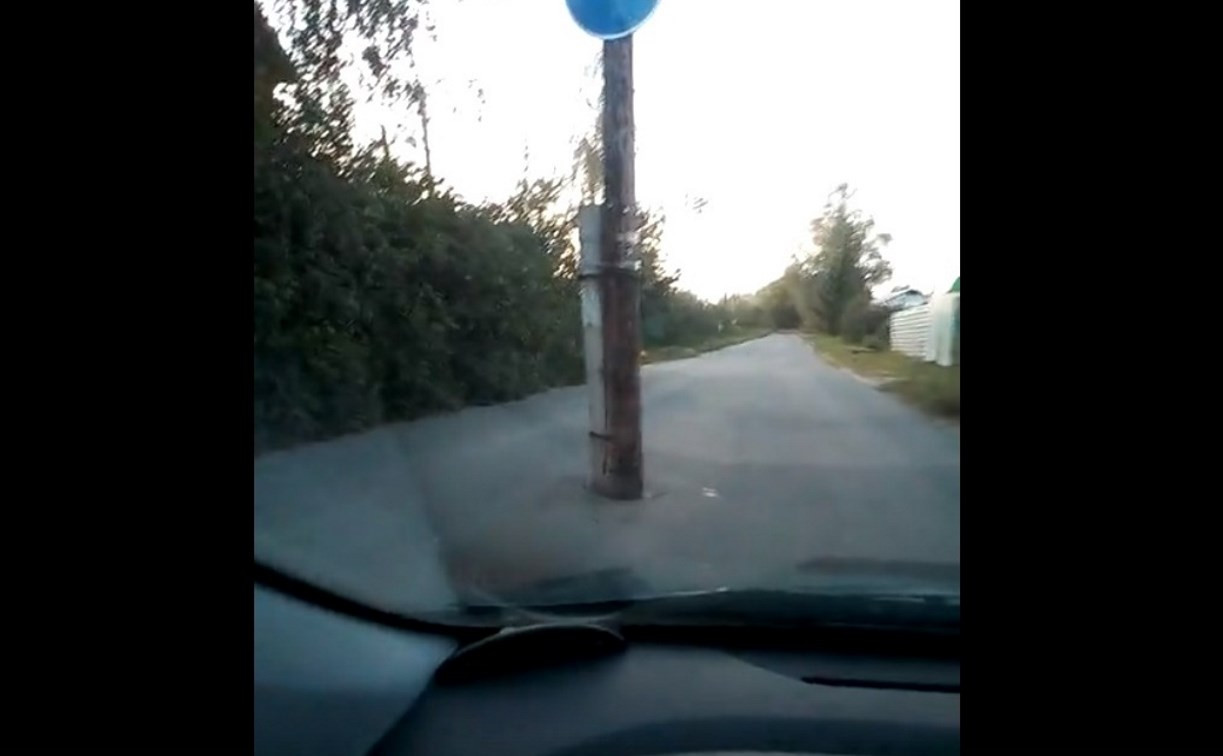 В поселке Малахово посреди дороги стоит столб ЛЭП: видео