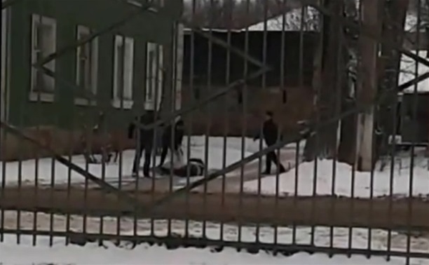 Нападение четырех взрослых мужчин на школьника сняли на видео
