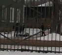 Нападение четырех взрослых мужчин на школьника сняли на видео