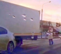 Девушка попала в ДТП и сильно расстроилась, а когда ее машину «добил» грузовик — расплакалась: видео