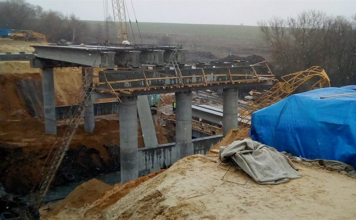 Очевидцы о ЧП в Донском: Пролёт строящегося моста упал в реку Дон