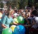 В Новомосковске школьников поздравили судебные приставы и Дед Мороз
