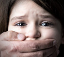 Новомосковского педофила, развращавшего собственную дочь, суд не хочет лишать родительских прав