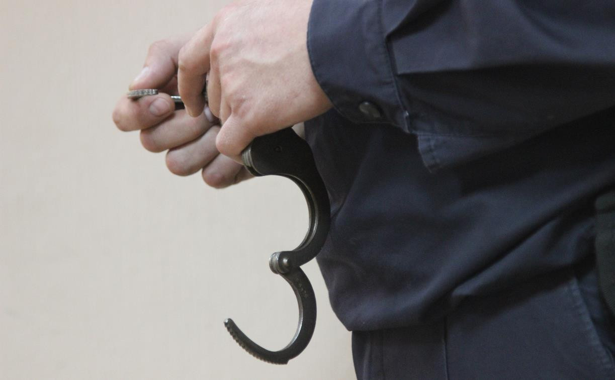Житель Тульской области украл у друга пистолет и угрожал сожительнице застрелить её