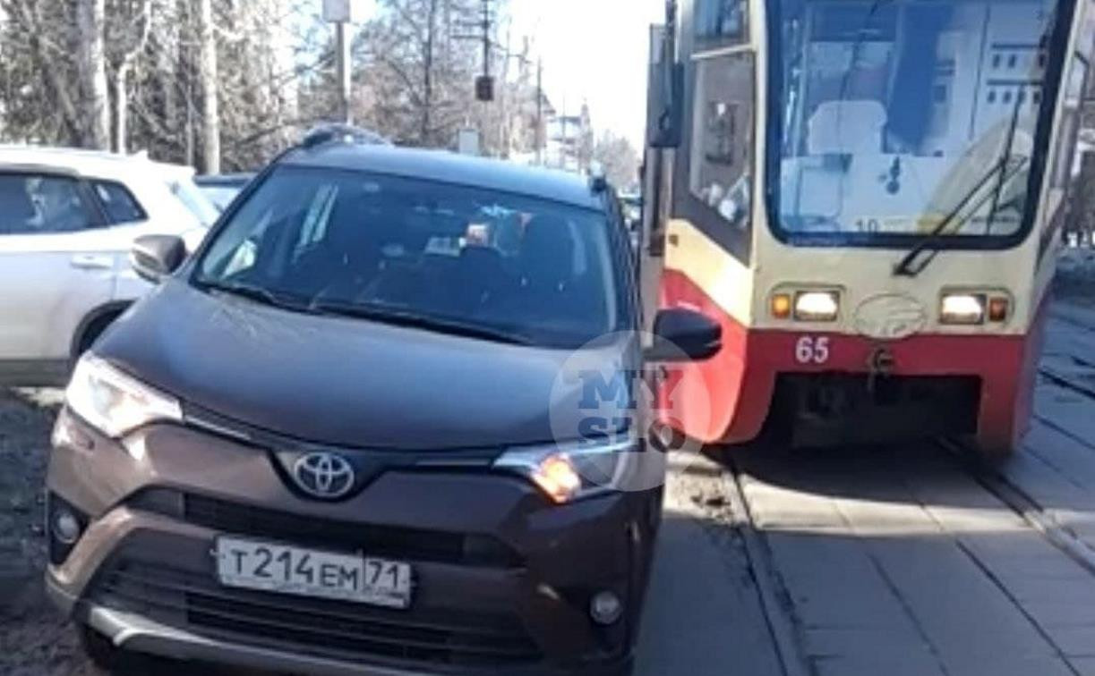 «Накажи автохама»: на ул. Коминтерна водитель припарковался и перекрыл движение трамваев