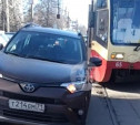 «Накажи автохама»: на ул. Коминтерна водитель припарковался и перекрыл движение трамваев