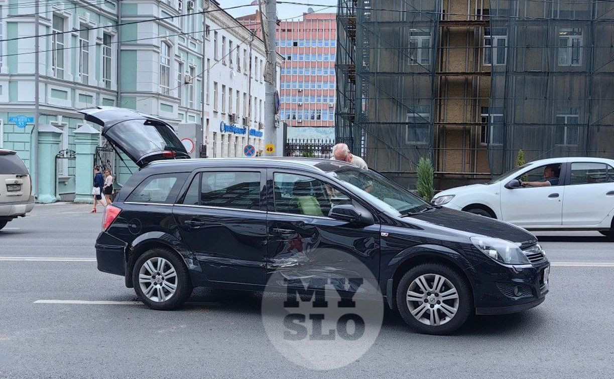На проспекте Ленина столкнулись Opel и BMW