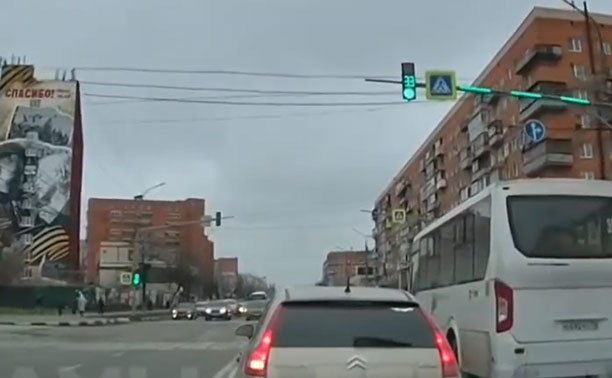 В Туле водитель заставил ждать, пока закончит нарушать ПДД