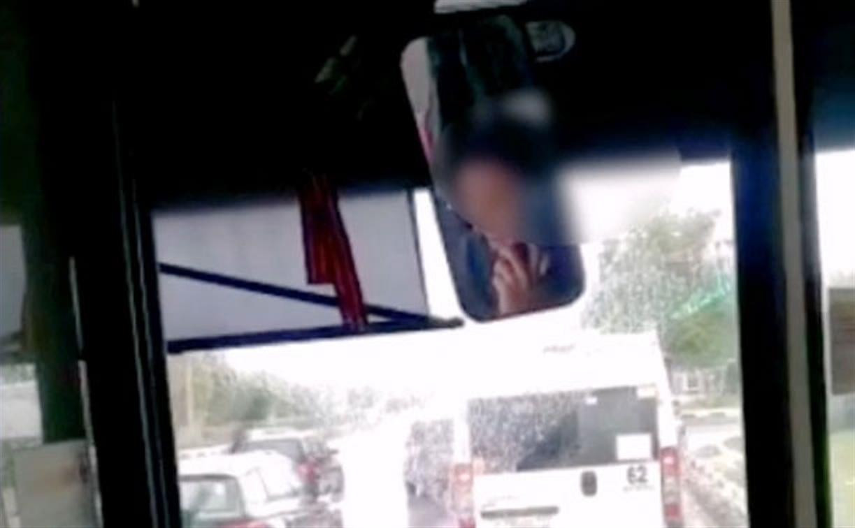 «Накажи автохама»: водитель троллейбуса решила поболтать на маршруте по телефону