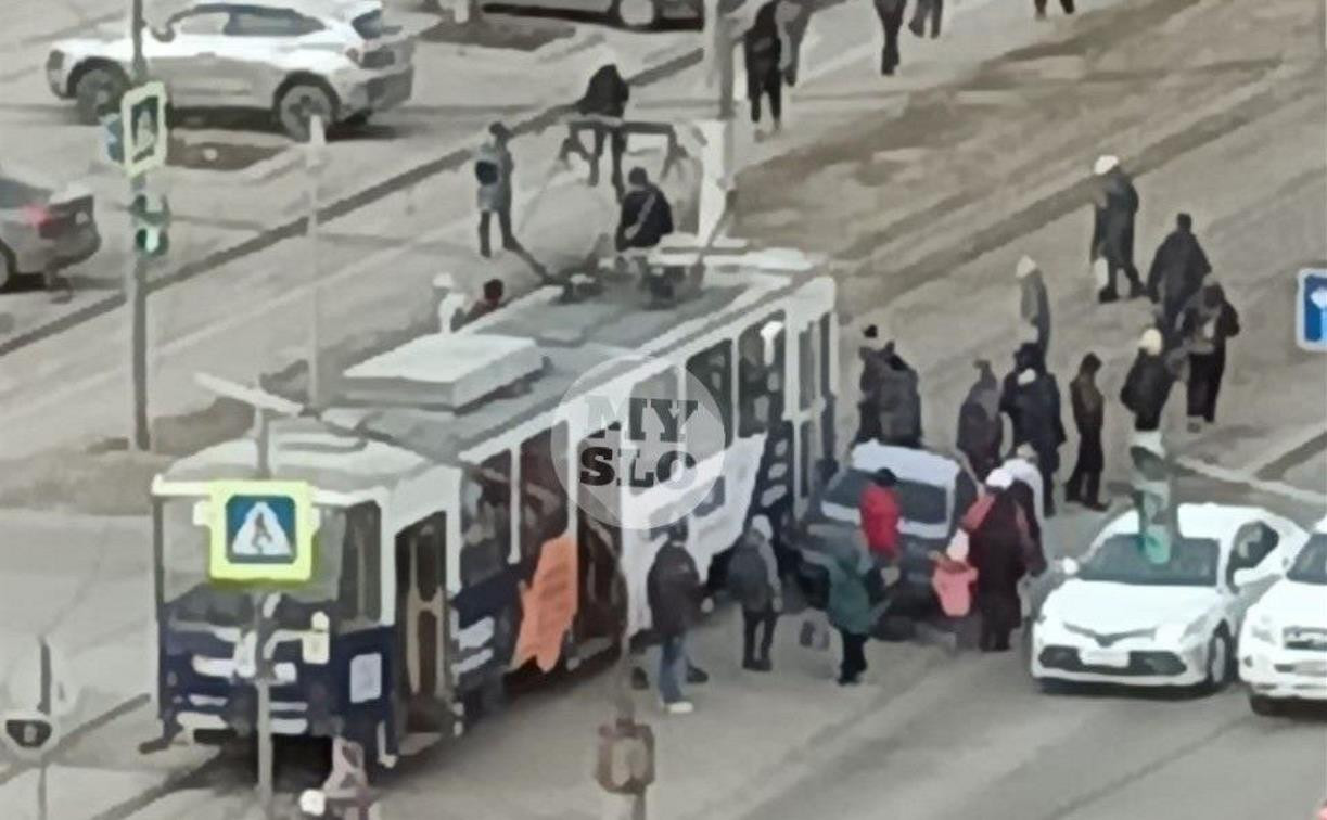 На ул. Металлургов столкнулись трамвай и легковушка
